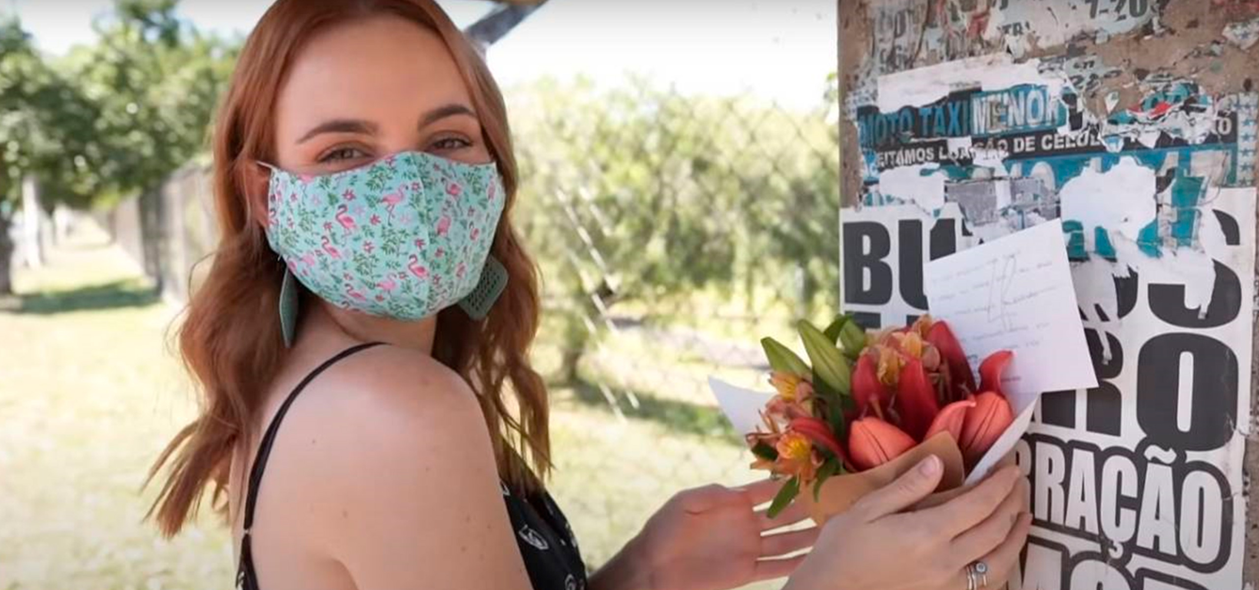 Designer distribui flores com um perfume de esperança
