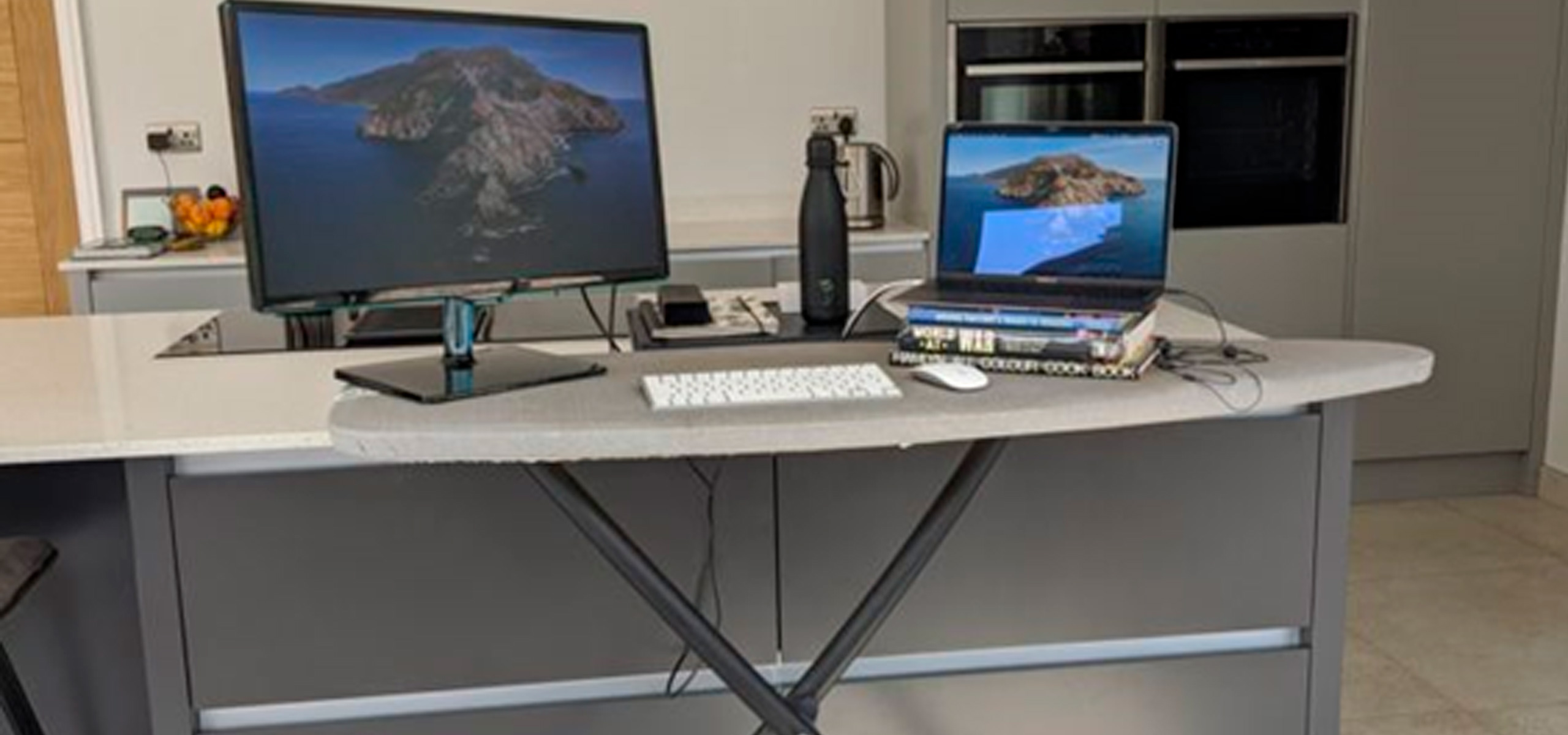 Tábua de passar transformada em escrivaninha e outras inusitadas adaptações à vida no home office