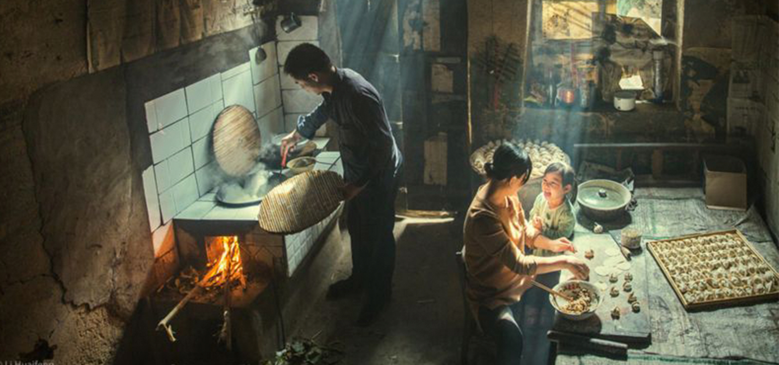 Imagem de ‘família feliz’ cozinhando na quarentena ganha prêmio de fotografia