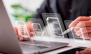Uma pessoa trabalhando em um notebook