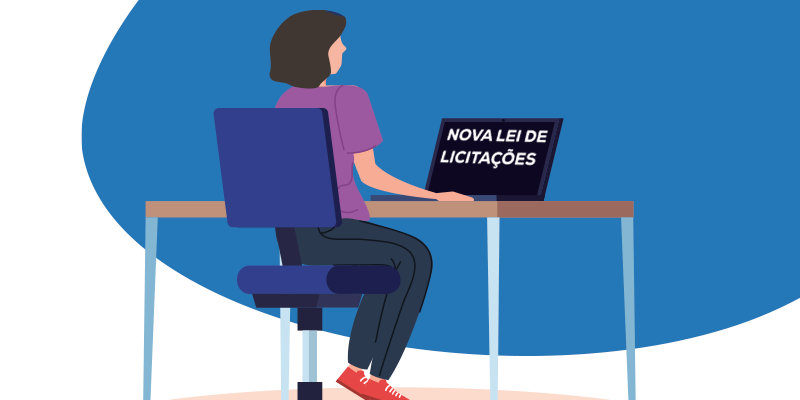 Ilustração de uma mulher sentada em frente a um computador. Na tela, está escrito "Nova Lei de Licitações".